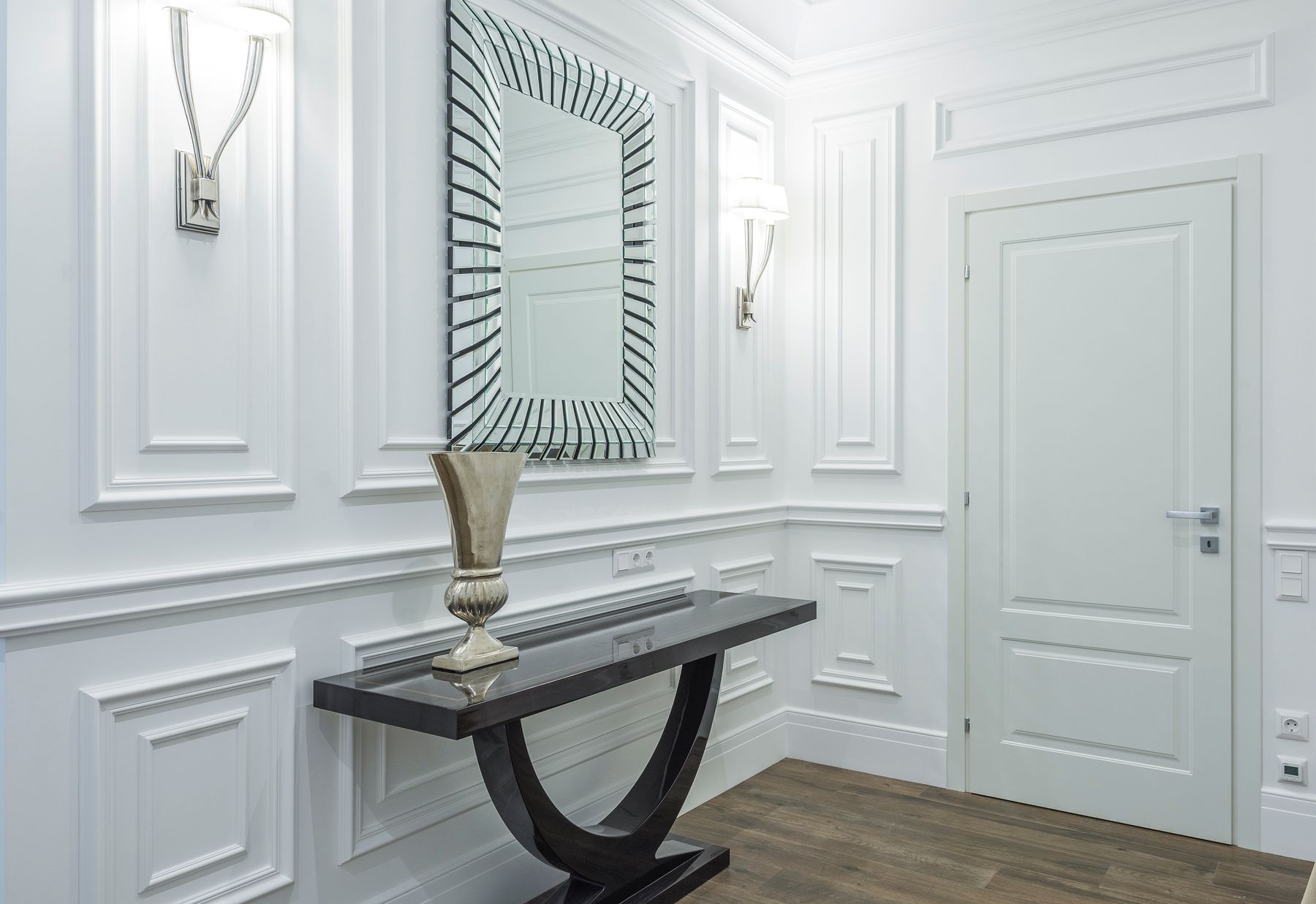 Recibidor elegante de una villa, con suelo impecable